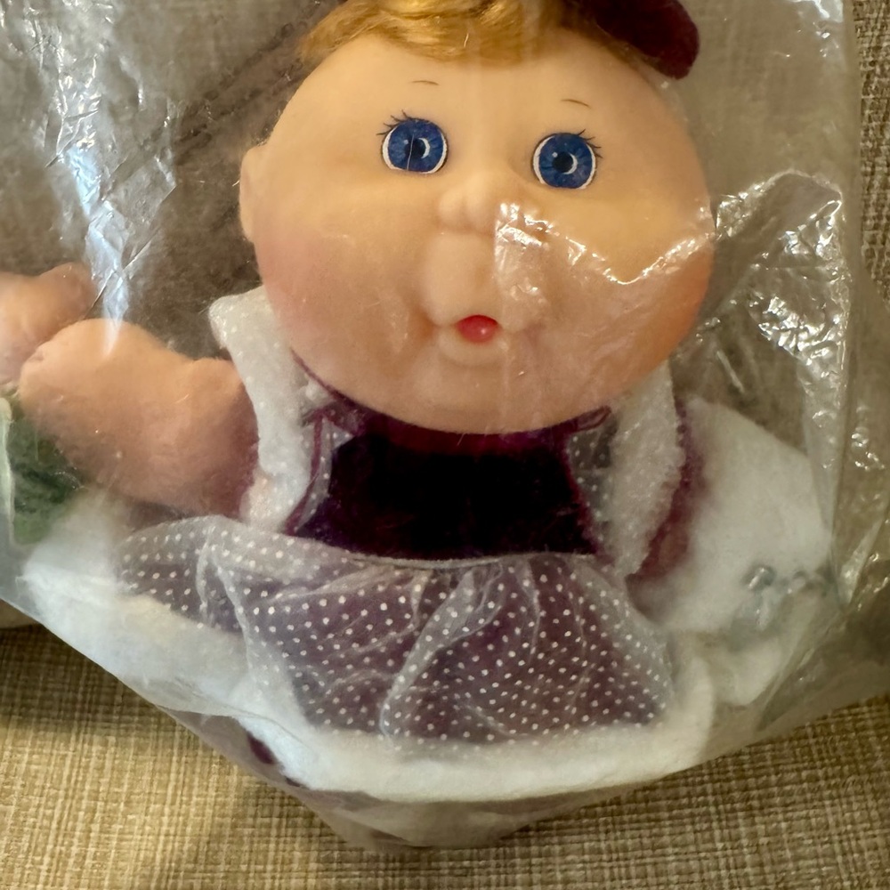 Vintage Avon Cabbage Patch Kids 1997 Christmas doll. Skye Melanie